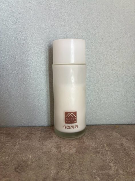 松山油脂 肌をうるおす保湿乳液のボトル