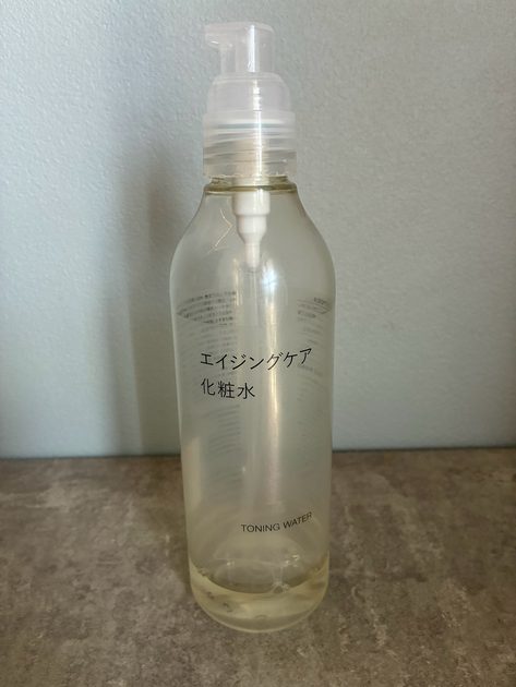 無印良品 エイジングケア化粧水にポンプヘッドを付けた使用中ボトル